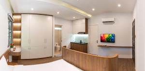 une chambre avec un lit et une salle de bain dans l'établissement Hoianam Village, à Thăng Bình