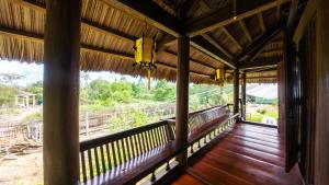 une véranda d'une maison en bambou avec vue dans l'établissement Hoianam Village, à Thăng Bình
