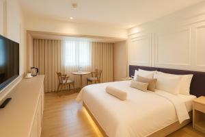 a hotel room with a bed and a table at Ful Won Hotel in Taichung
