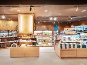 un magasin avec beaucoup de produits exposés dans l'établissement Izumigo AMBIENT Azumino Cottage, à Azumino