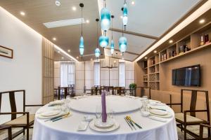 a dining room with a table with a candle on it at 青岛机场富华酒店 in Qingdao