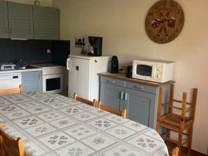 普拉茲德里斯Charmant studio mezzanine au centre du village, 8 pers, proche pistes - FR-1-815-23的厨房配有桌子和白色微波炉