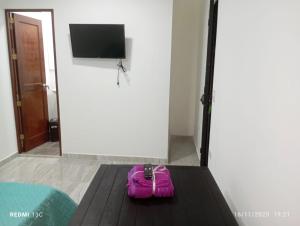 uma bolsa rosa em cima de uma mesa em um quarto em Alojamientos Jamar em Rionegro