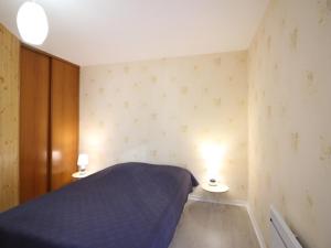 une chambre avec un lit et deux tables de chevet dans l'établissement Confortable F2 bis avec balcon, parking, jusqu'à 5 personnes - FR-1-415-173, à Mont-Dore