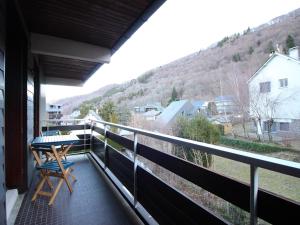 d'un balcon avec une table et une vue sur la montagne. dans l'établissement Confortable F2 bis avec balcon, parking, jusqu'à 5 personnes - FR-1-415-173, à Mont-Dore