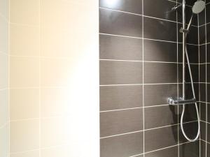 ein Badezimmer mit einer Dusche mit grauen Fliesen in der Unterkunft Beau F3 avec parking et animaux acceptés, proche Thermes - FR-1-415-165 in Le Mont-Dore + 14 Fotos