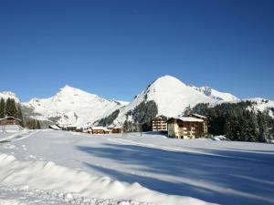 einen schneebedeckten Berg mit einer Lodge im Hintergrund in der Unterkunft Studio-Cabine au Praz de Lys, 4 pers, proche pistes - FR-1-815-30 in Le Praz de Lys