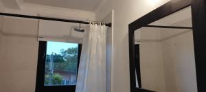 a bathroom with a window with a shower curtain at Portal del Lago - Casa confortable cerca del lago - Hermoso atardecer in Federación +37 photos