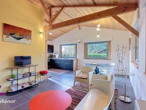 TV a/nebo společenská místnost v ubytování Messanges Villa 4 pers - Intimité & Nature - FR-1-857-16