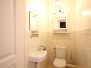 ein Badezimmer mit einer weißen Toilette und einem Waschbecken in der Unterkunft Appartement 55m² centre Mont-Dore, 2 chambres, parking, animaux admis - FR-1-415-194 in Le Mont-Dore