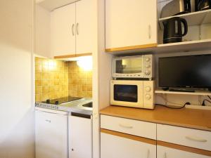 Kuchyň nebo kuchyňský kout v ubytování Studio au pied des pistes Mont-Dore, 4 pers. - FR-1-415-188
