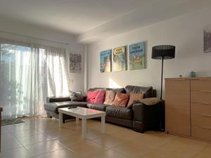 ein Wohnzimmer mit einer Couch und einem Couchtisch in der Unterkunft Casa adosada con piscina. Paradis St Pere - ES-89-147 in Sant Pere Pescador
