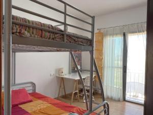 ein Schlafzimmer mit zwei Etagenbetten und einem Schreibtisch in der Unterkunft Casa adosada con piscina. Paradis St Pere - ES-89-147 in Sant Pere Pescador + 24 Fotos