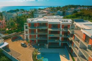 Vue aérienne d'un bâtiment avec l'océan en arrière-plan dans l'établissement Résidence ORYAM, à Trou aux Biches
