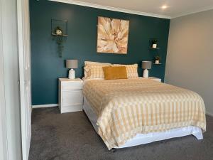 une chambre avec un lit et un mur végétal dans l'établissement Clonburn Manor at Sovereign Hill, à Ballarat