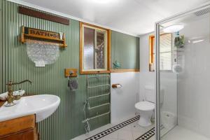 Koupelna v ubytování Welcome to Shore Beats Work + 9 fotografií