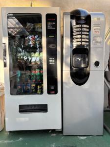 ein Getränkeautomat neben einem Soda-Automaten in der Unterkunft Da Don Antonio in Trecase