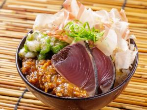 een kom eten met vlees en groenten op een tafel bij Nishitetsu Inn Kochi Harimayabashi in Kochi