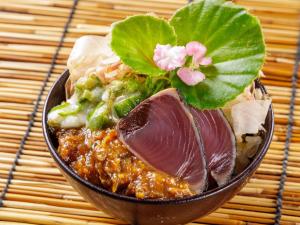 een kom met eten met vlees en groene bladeren bij Nishitetsu Inn Kochi Harimayabashi in Kochi +125 foto's