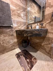 een badkamer met een wastafel en een spiegel bij Zeta Mall 2 bedroom Apartment with Swimming Pool in Islamabad