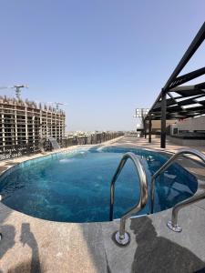 een groot zwembad bovenop een gebouw bij Zeta Mall 2 bedroom Apartment with Swimming Pool in Islamabad