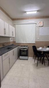 Η κουζίνα ή μικρή κουζίνα στο Kasr Dama Furnished Apartments