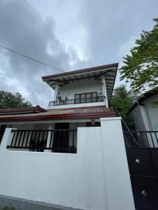 Το κτήριο όπου στεγάζεται  το διαμέρισμα