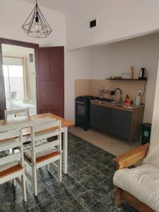 a kitchen with a table and a dining room at Casa en el centro de Carmelo in Carmelo