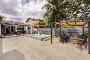 Swimmingpoolen hos eller tæt på Refúgio do Litoral , Casa com Piscina Privativa