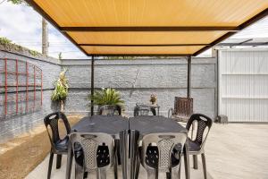 En terrasse eller udendørsområde på Refúgio do Litoral , Casa com Piscina Privativa