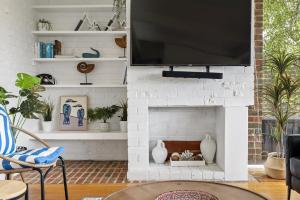 Μια τηλεόραση ή/και κέντρο ψυχαγωγίας στο Light-Filled House Near Beaches and Cafes