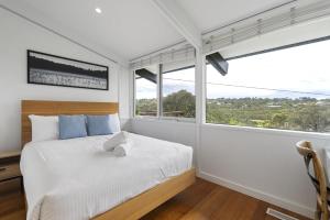 Ένα ή περισσότερα κρεβάτια σε δωμάτιο στο Light-Filled House Near Beaches and Cafes +9 φωτογραφίες