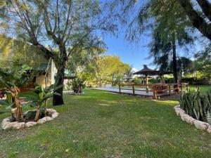 ein Park mit einem Picknicktisch und einem Pavillon in der Unterkunft Cabañas Lodge Angirú in Goya