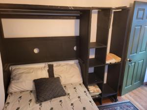 a black bunk bed with a black headboard and shelves at Apartamento 201 completo Chía Norte in Chía