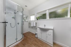 Ένα μπάνιο στο Spacious house 5 minutes walk to St Helier Beach +34 φωτογραφίες