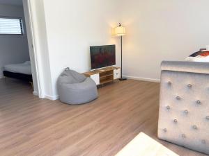 TV a/nebo společenská místnost v ubytování Cozy Tiny Home Near Hobart and Tasmanias East Coast