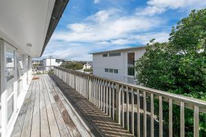 Μπαλκόνι ή βεράντα στο Spacious house 5 minutes walk to St Helier Beach