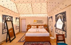 Un dormitorio con una cama en una tienda de campaña. en Desert Mannat Luxury Camping Jaisalmer, en Sām