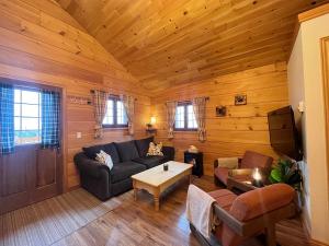 Posezení v ubytování Radium Cabins Centrally located in Radium Hot Springs BC