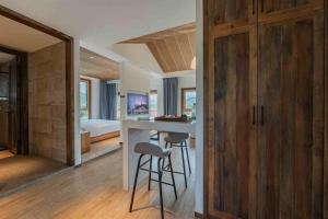 Kuchyň nebo kuchyňský kout v ubytování Qiyun·Anji Chashan Yelu Hot Spring Homestay