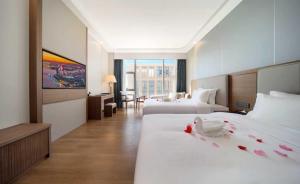 - une chambre d'hôtel avec 2 lits fleuris dans l'établissement Xiamen Weir Hotel, à Gaolin 9 autres photos