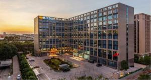 - un grand bâtiment avec une place en face dans l'établissement Xiamen Weir Hotel, à Gaolin