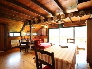 un salon avec une table et une salle à manger dans l'établissement Chalet au Mont-Dore, 3 chambres, terrasse et parking, 8 couchages - FR-1-415-208, à Mont-Dore