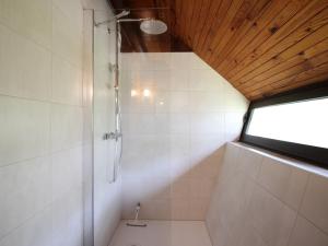 une douche avec une porte vitrée dans une salle de bain dans l'établissement Chalet au Mont-Dore, 3 chambres, terrasse et parking, 8 couchages - FR-1-415-208, à Mont-Dore