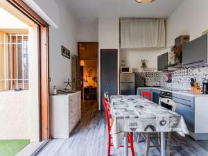 eine Küche mit einem Tisch und roten Stühlen in einem Zimmer in der Unterkunft Charmant appartement avec mezzanine et parking - 4 pers - FR-1-521-263 in Biscarrosse-Plage + 2 Fotos