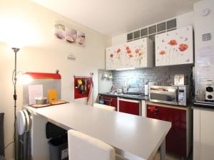 Kuchyň nebo kuchyňský kout v ubytování Studio central à La Bourboule avec WIFI - 3 couchages - FR-1-415-209 + 2 fotografie