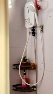 een föhn is bevestigd aan een muur bij Loftvibes San Juan - Unit 5 in San Juan