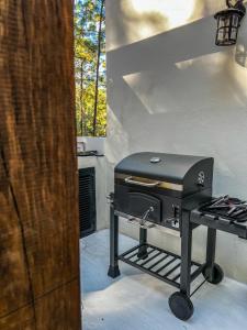 una griglia appoggiata su un tavolo in una cucina di Glamping, Sauna, Jacuzzi en Mazamitla a Mazamitla