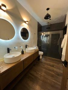 un bagno con due lavandini e un WC di Glamping, Sauna, Jacuzzi en Mazamitla a Mazamitla