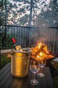 un secchio di champagne e due bicchieri di vino su un tavolo di Glamping, Sauna, Jacuzzi en Mazamitla a Mazamitla Altre 7 foto